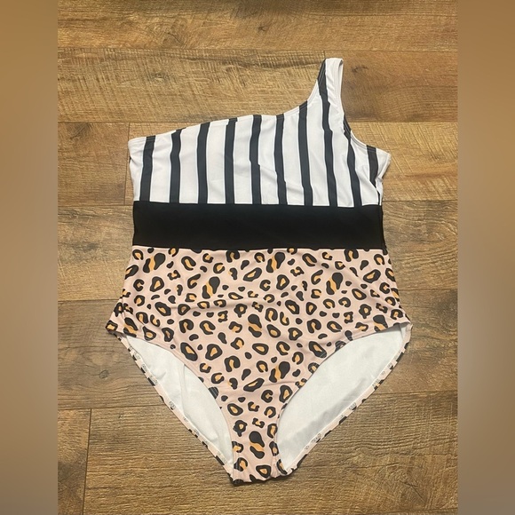 💕 2 For $10 Striped/Leopard One-Shoulder 1 Piece Swimsuit Size XL - Picture 1 of 4